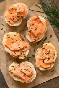 Smoked salmon sandwiches with chives
